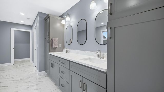 4901 Hyde Park Drive, Valparaiso, IN 46383