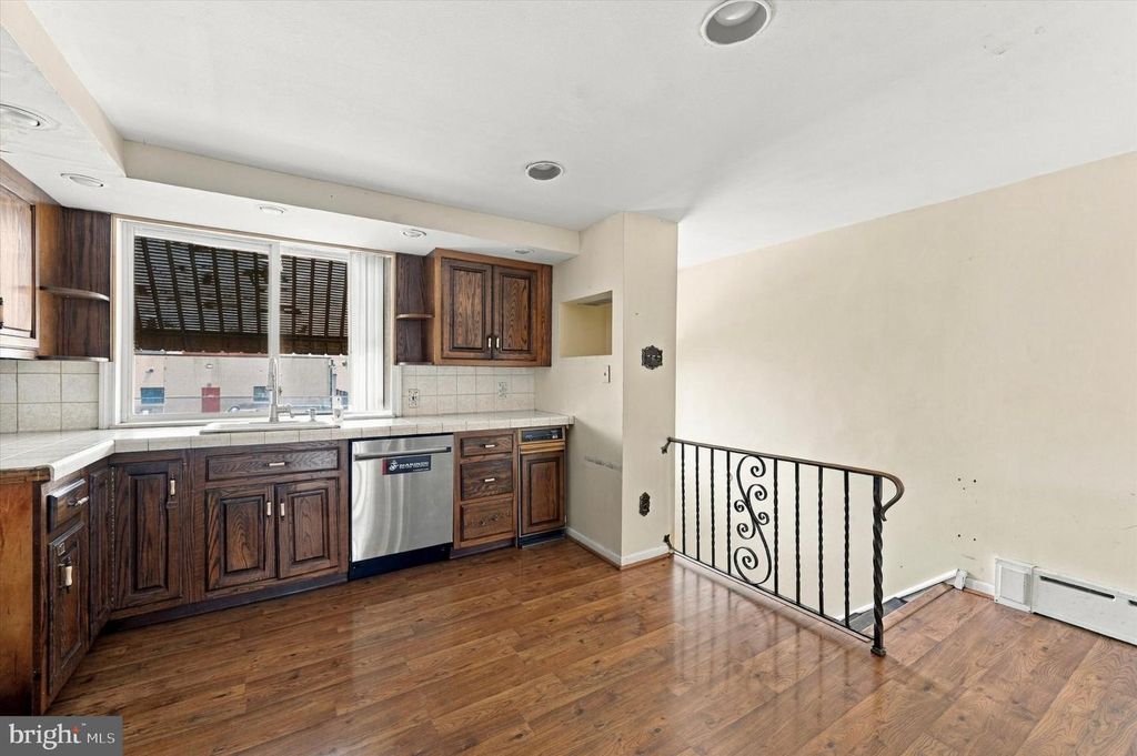 2028 S 29TH ST, Philadelphia, PA 19145 — photo 4