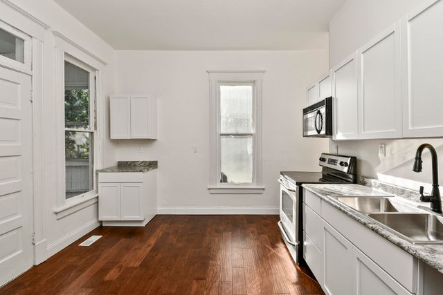 1020 W College Street, Springfield, MO 65806