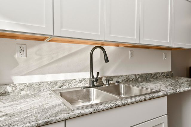 1020 W College Street, Springfield, MO 65806