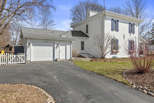 46 S Concord ROAD, Oconomowoc, WI 53066