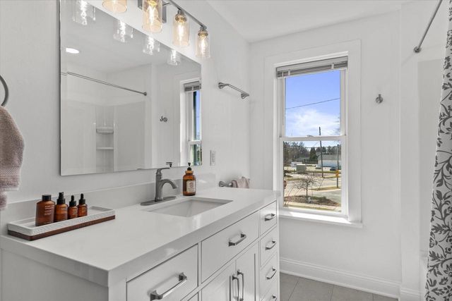 46 S Concord ROAD, Oconomowoc, WI 53066