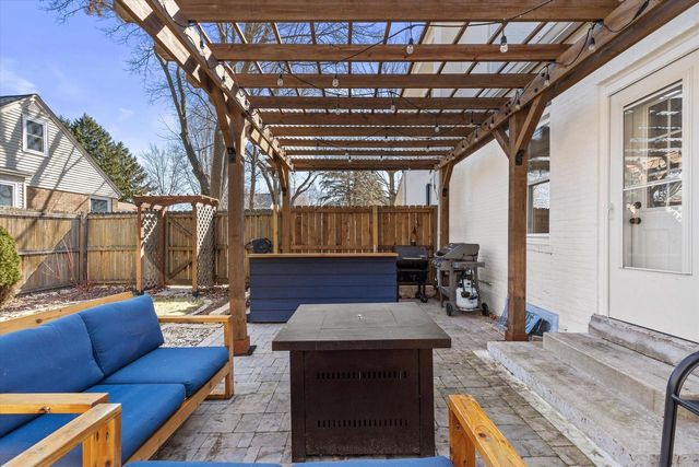 46 S Concord ROAD, Oconomowoc, WI 53066