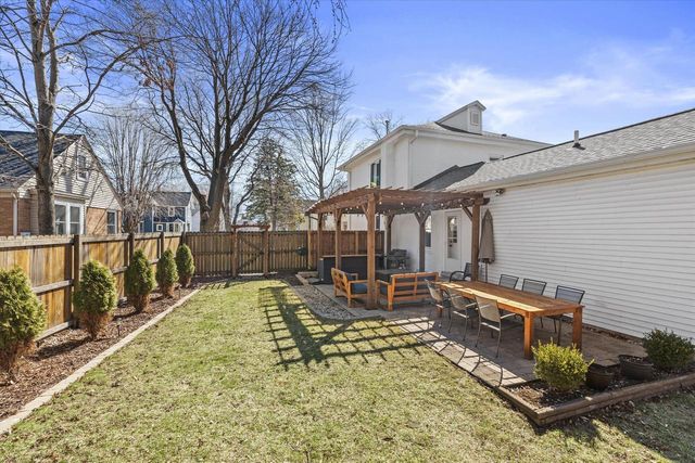 46 S Concord ROAD, Oconomowoc, WI 53066