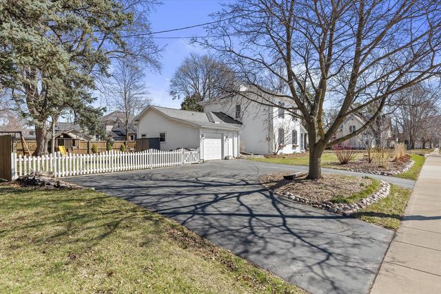 46 S Concord ROAD, Oconomowoc, WI 53066