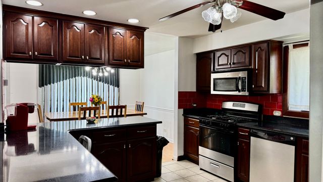 1348 Berry Lane, Flossmoor, IL 60422