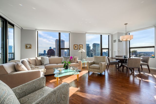 501 N Clinton Street 2105, Chicago, IL 60654