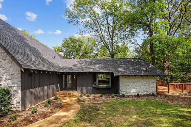 101 N Dogwood Street, Siloam Springs, AR 72761