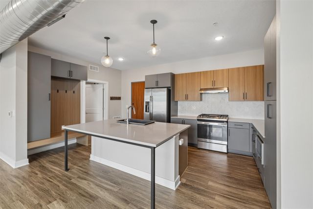 450 SW 7th Street 204, Des Moines, IA 50309