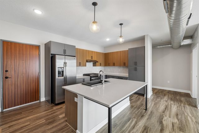 450 SW 7th Street 204, Des Moines, IA 50309