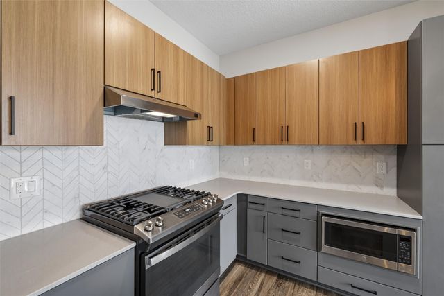 450 SW 7th Street 204, Des Moines, IA 50309