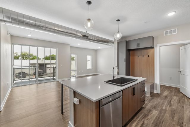 450 SW 7th Street 204, Des Moines, IA 50309