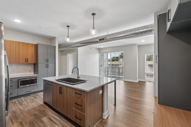 450 SW 7th Street 204, Des Moines, IA 50309
