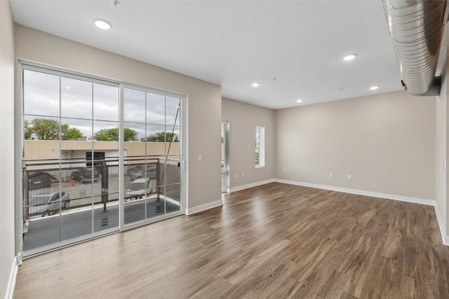 450 SW 7th Street 204, Des Moines, IA 50309