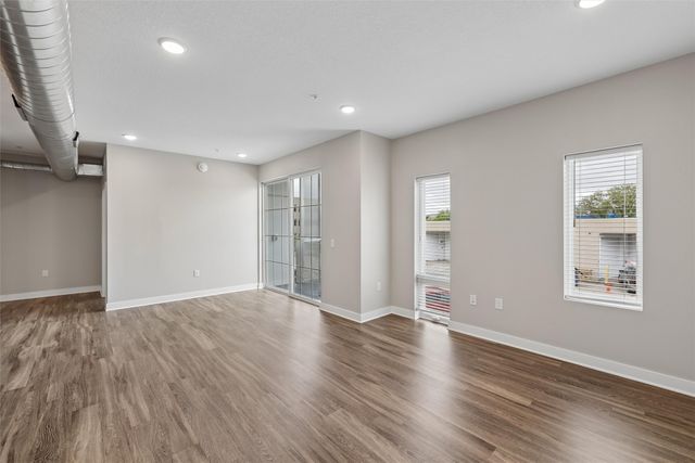 450 SW 7th Street 204, Des Moines, IA 50309