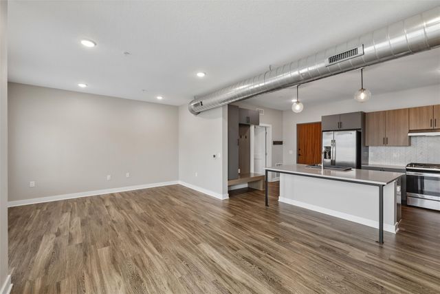450 SW 7th Street 204, Des Moines, IA 50309