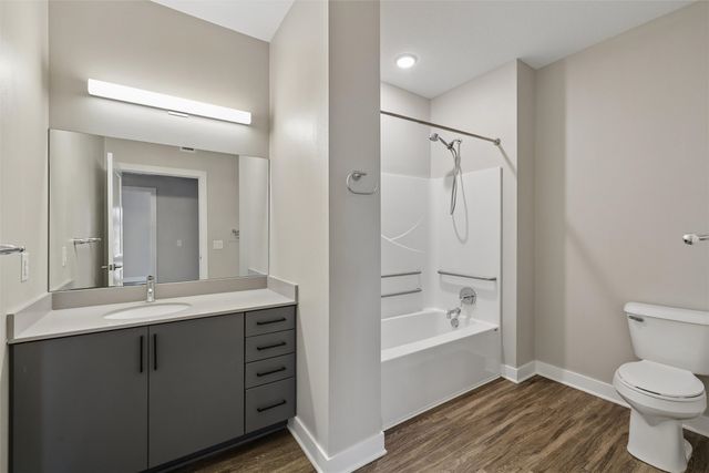 450 SW 7th Street 204, Des Moines, IA 50309