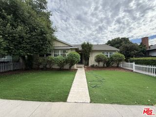 19604 Victory Boulevard, Los Angeles, CA 91335