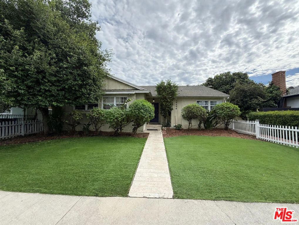 19604 Victory Boulevard, Los Angeles, CA 91335 — exterior