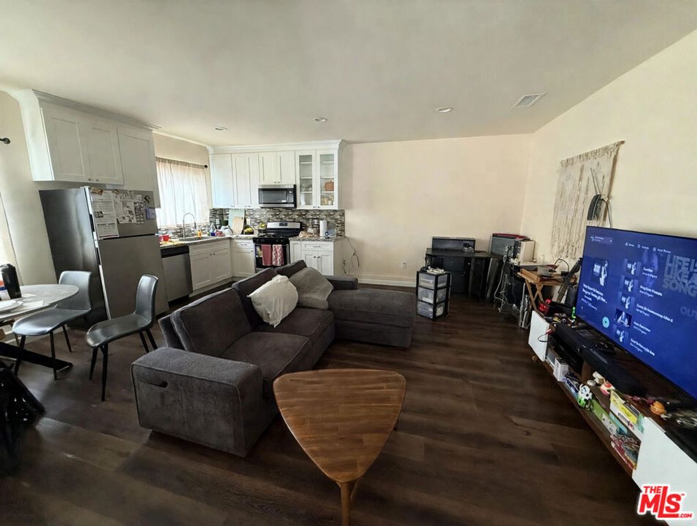 19604 Victory Boulevard, Los Angeles, CA 91335 — photo 2
