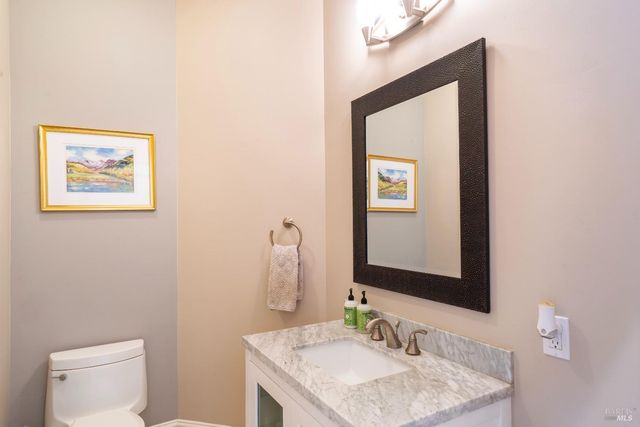 235 Clear Ridge Dr, Healdsburg, CA 95448