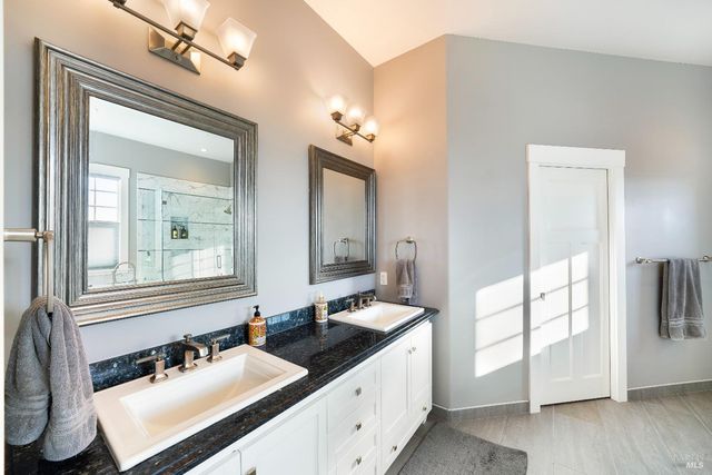 235 Clear Ridge Dr, Healdsburg, CA 95448