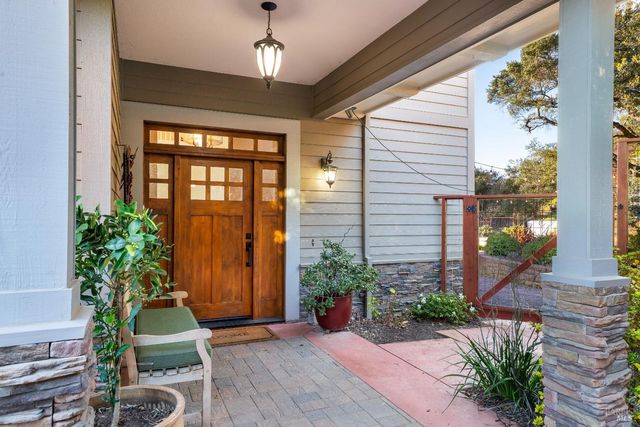 235 Clear Ridge Dr, Healdsburg, CA 95448