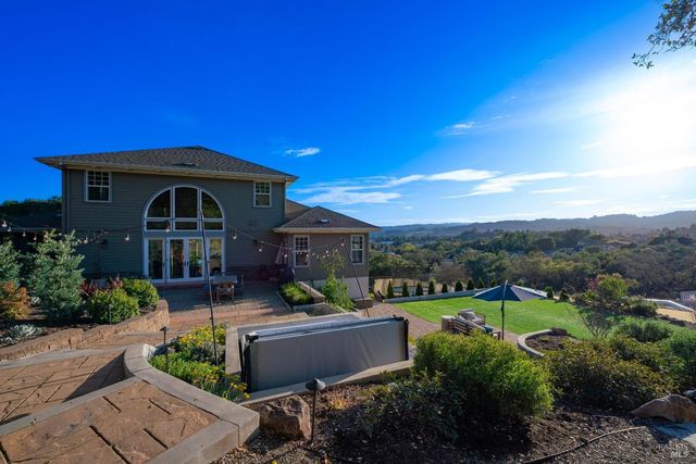 235 Clear Ridge Dr, Healdsburg, CA 95448