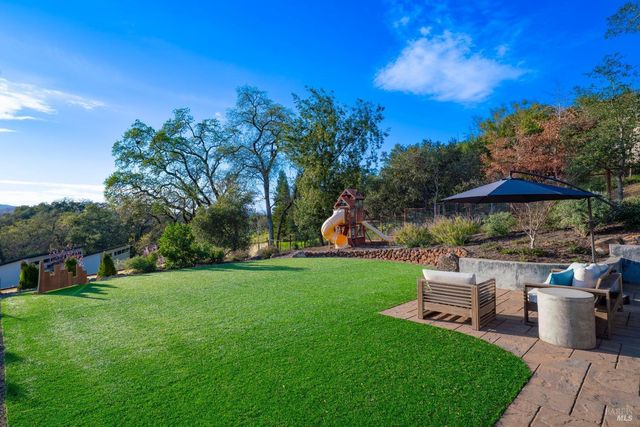 235 Clear Ridge Dr, Healdsburg, CA 95448