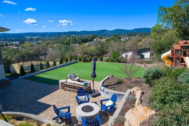 235 Clear Ridge Dr, Healdsburg, CA 95448
