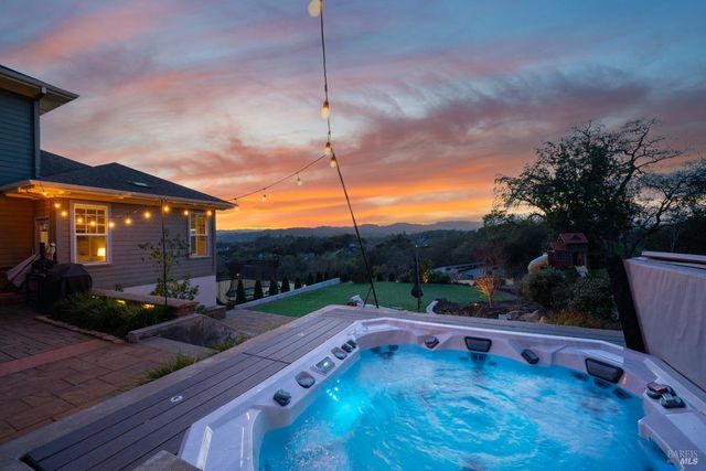 235 Clear Ridge Dr, Healdsburg, CA 95448