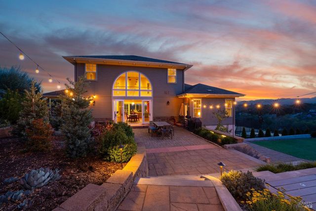 235 Clear Ridge Dr, Healdsburg, CA 95448