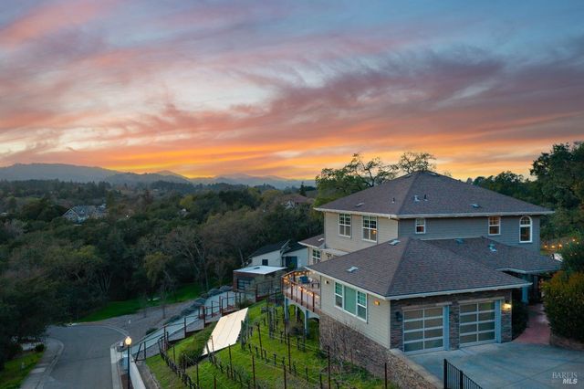 235 Clear Ridge Dr, Healdsburg, CA 95448