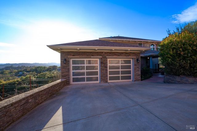 235 Clear Ridge Dr, Healdsburg, CA 95448