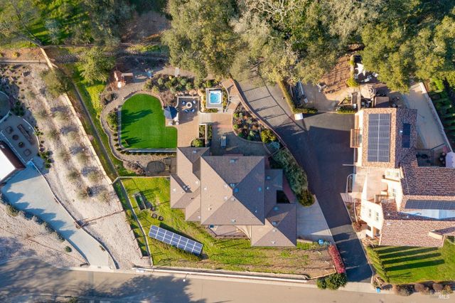 235 Clear Ridge Dr, Healdsburg, CA 95448