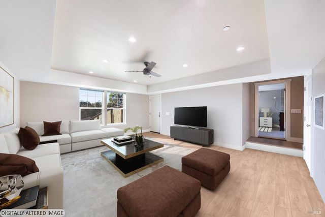 235 Clear Ridge Dr, Healdsburg, CA 95448