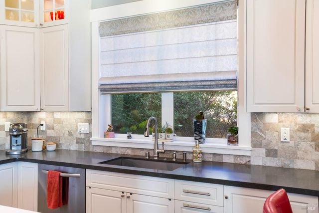 235 Clear Ridge Dr, Healdsburg, CA 95448