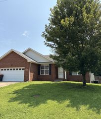 321 Maple Park Dr, Clarksville, TN 37040