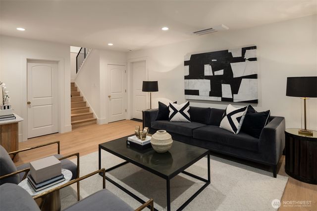 738 22nd Avenue E, Seattle, WA 98112