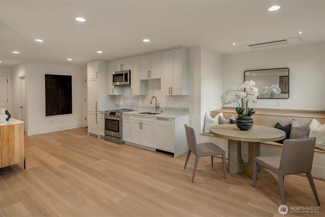 738 22nd Avenue E, Seattle, WA 98112