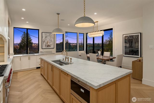 738 22nd Avenue E, Seattle, WA 98112