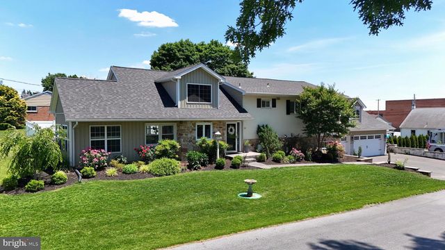 111 WATER ST, New Holland, PA 17557