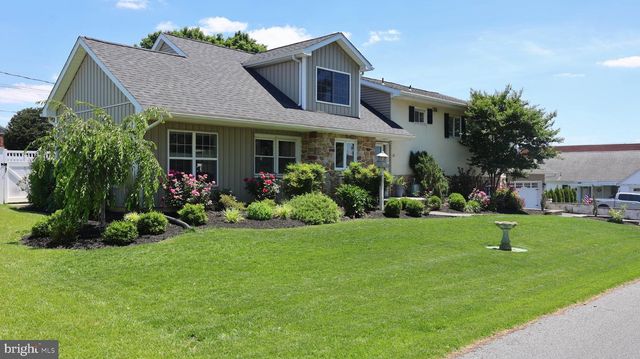 111 WATER ST, New Holland, PA 17557