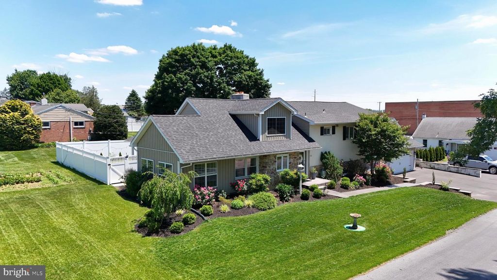 111 WATER ST, New Holland, PA 17557