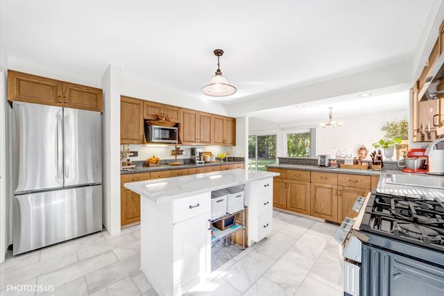 34017 N Lakeside Drive, Grayslake, IL 60030