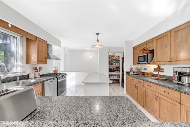 34017 N Lakeside Drive, Grayslake, IL 60030