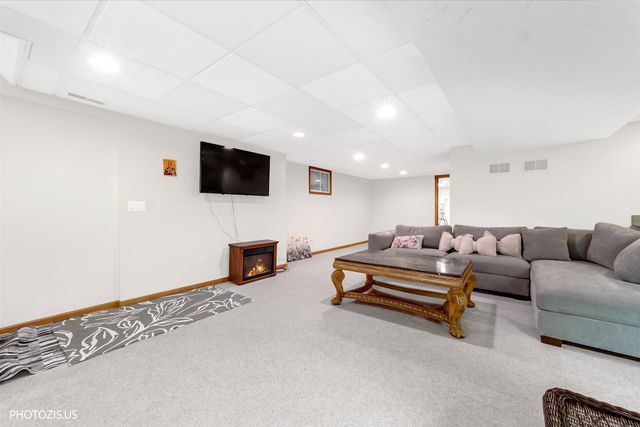 34017 N Lakeside Drive, Grayslake, IL 60030