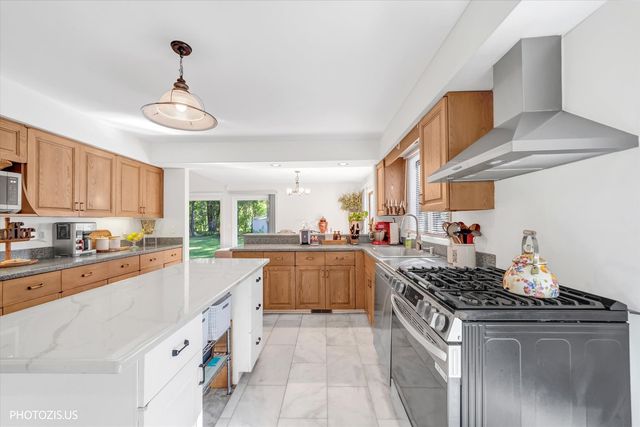 34017 N Lakeside Drive, Grayslake, IL 60030