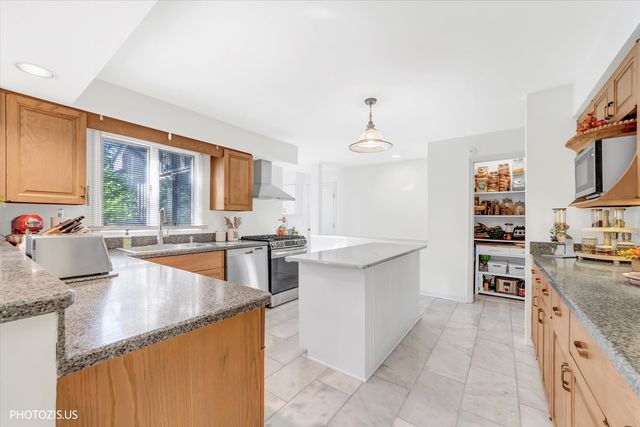 34017 N Lakeside Drive, Grayslake, IL 60030