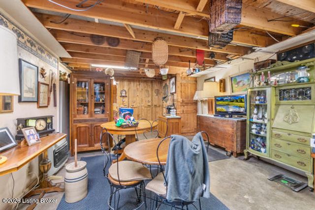 7402 Smyrna Rd, Louisville, KY 40228